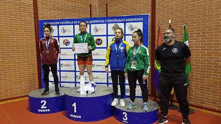 Marta Gómez en lo mas alto del podium del Campeonato de España (LUCHA MARACENA)