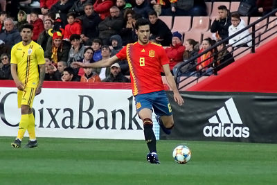 Pablo Fornals golpea el balón (JOSÉ VELASCO)