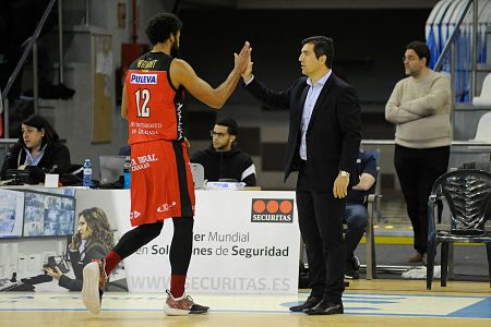 Pablo Pin felicita a Devin Wright en el partido de Coruña (PHOTOGRAPHERS SPORTS)
