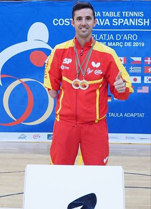 José Manuel Ruiz posa con sus dos medallas