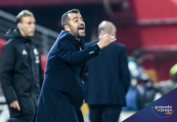 Diego Martínez anima a sus jugadores durante el encuentro (JOSÉ M. BALDOMERO)