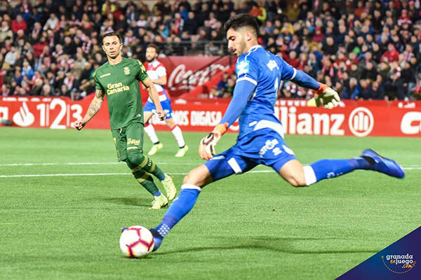Rui Silva, cancerbero del Granada CF, en una acción del partido (J. M. BALDOMERO)