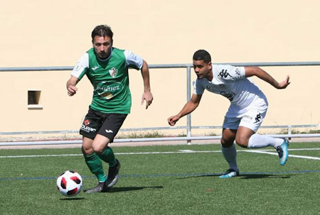 El Huétor Vega ha conseguido un importante triunfo ante un rival directo (JESÚS HURTADO/ARCHIVO)