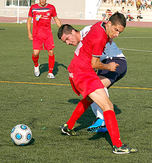 Alexis y Alvaro Santos Pelean por el balón (BALDOMERO)