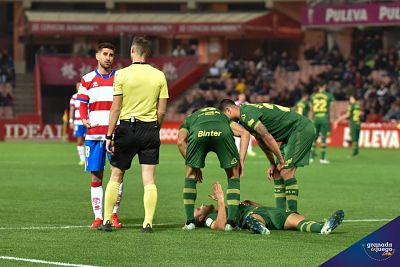 Dani Ojeda dialoga con el colegiado en el último encuentro (BALDOMERO)