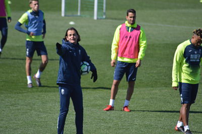 David Tenorio hace indicaciones en un entrenamiento del Granada CF (GRJ)
