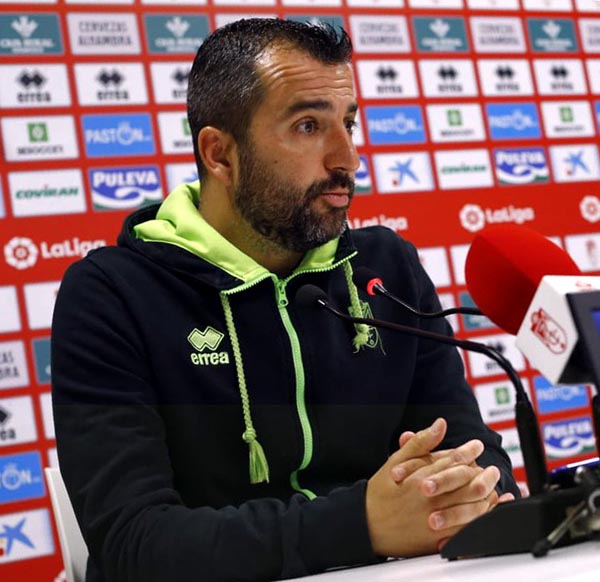 Diego Martínez en un momento de la rueda de prensa (GRANADA CF)