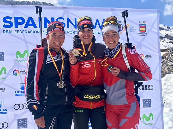 Victoria Padial junto a Mónica Sáez y Henar Etxeberria en el podio