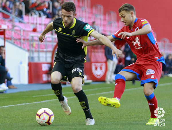 Quini, que llegó a tiempo para jugar en Soria, en una acción del encuentro (LA LIGA)