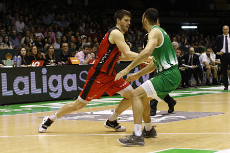 David Iriarte intenta irse de un jugador bético (PHOTOGRAPHERS SPORTS / JLC)