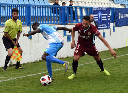 Gomis (CF Motril) y Beda (Linares) en un lance del partido (MUCHO DEPORTE)