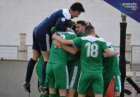El Atarfe celebra el gol de la victoria de Jordi (J. PALMA)
