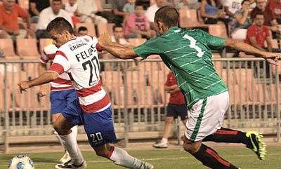 Felipe Sanchón en una acción de ataque en el debut liguero (LUIS F. RUIZ)