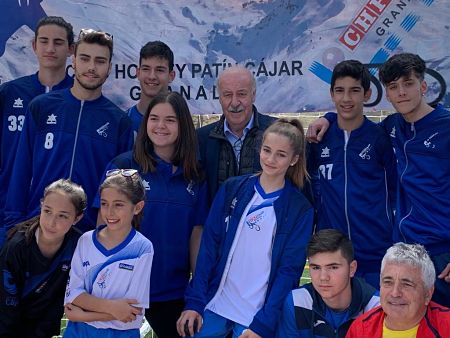 Don Vicente del Bosque con jugadores del Patín Cájar (PATÍN CÁJAR)