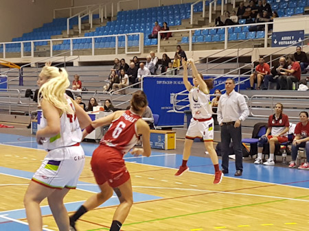 Isa Pastor lanza un triple (RACA)