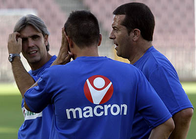 Miguel Ángel Álvarez Tomé junto a sus ayudantes en un entrenamiento (L. O.)