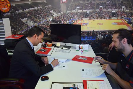 El Presidente, Óscar Fernández y Carlos de Cobos firman la renovación (FCBG) 