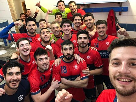 El equipo masculino de la UGR celebra su campeonato de España (FABM)