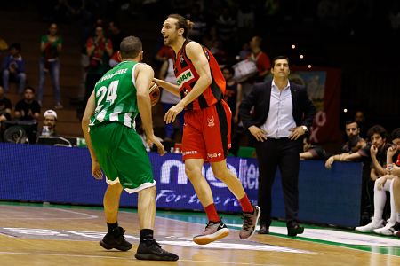 Pablo Pin observa una jugada de ataque de su equipo (PHOTOGRAPHERS SPORTS)
