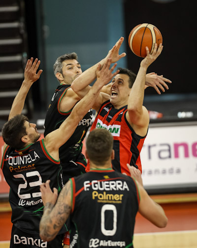 Alejandro Bortolussi intenta lanzar ante tres jugadores baleares (FERMÍN RODRÍGUEZ)