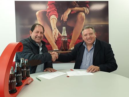 Antonio Rodríguez, presidente de la AEPD, y Juan Carlos Rodríguez, responsable de comunicación de Coca-Cola European Partners Iberia, firman del acuerdo (AEPD GRANADA)