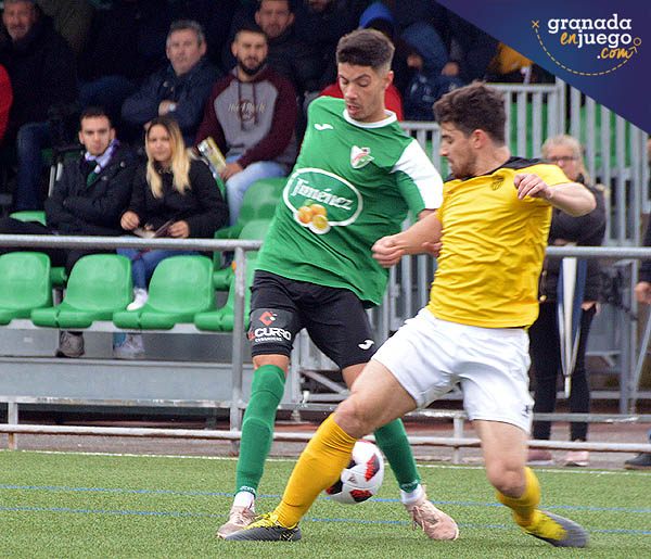 Jordi intenta frenar el avance de un jugador hueteño (LÁZARO)