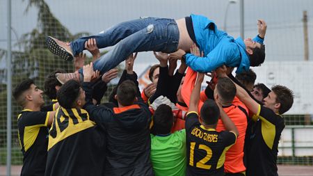 Los jugadores del Cubillas celebraron el ascenso manteando a Rafa Callejas (J. PALMA)