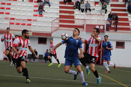 La fortuna no acompañó al Atlético Monachil en su visita a Coín (MANU LÓPEZ)