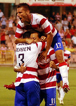 Los jugadores celebran el primer tanto (BALDO)
