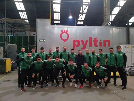 Los jugadores del Sima durante la visita a su principal patrocinador (PFS)