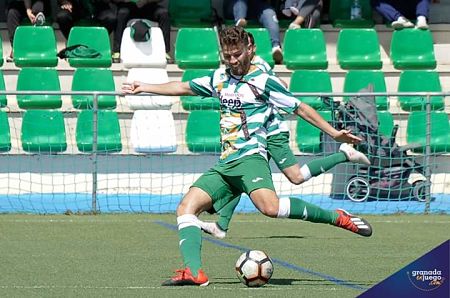 Javi Prieto en el encuentro que le enfrentó al Navas (JOSÉ M. BALDOMERO)