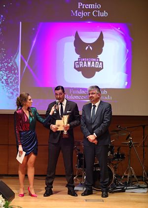 Óscar Fernández recogió el galardon concedido al CB Granada (FCBG)