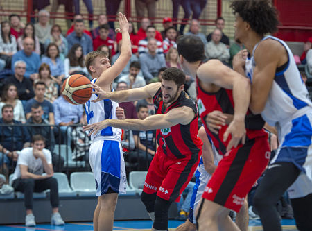 Manu Rodríguez da un pase ante la oposición de un jugador de Prat (SERGIO ROS/PHOTOGRAPHERS SPORTS) 