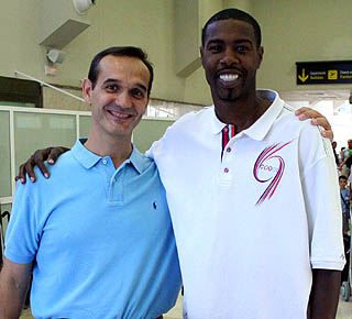 Jimmie Hunter junto a Julián Aranda a su llegada al aeropuerto
