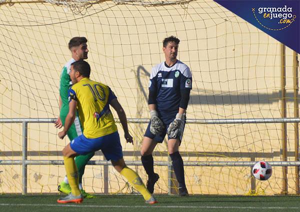 Alberto fue el protagonista del partido con dos goles (LÁZARO)
