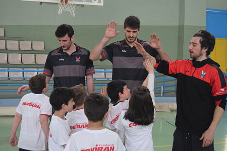 Josep Pérez, David Iriarte y Joan Pardina con los mas pequeños en el Campus de la Fundación CB Granada (FCBG)