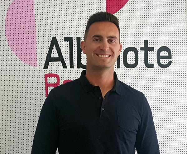 Antonio García, entrenador del Águilas de Zujáira, en los estudios de Radio Albolote (GRJ)