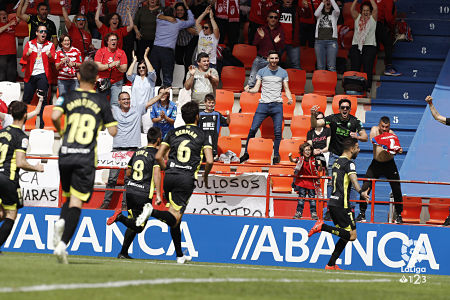 Vadillo celebra el primer gol del Granada (LA LIGA)