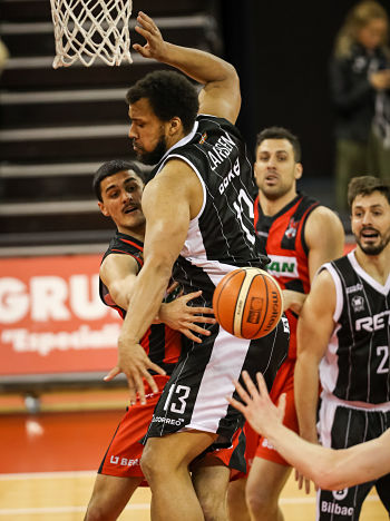 Carlos Corts da un pase presionado por un jugador de Bilbao (FERMÍN RODRÍGUEZ) 