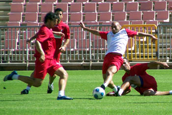 Óscar Pérez, con los suplentes, pelea por el balón (GRJ)