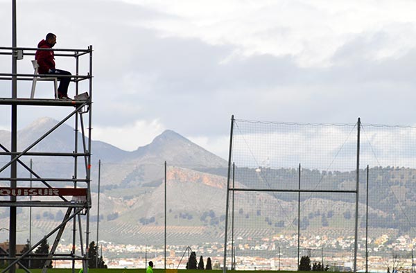 Diego Martínez observa un entrenamiento del equipo esta semana (GRJ)