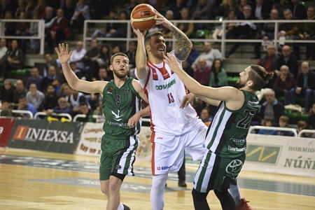 Guille Rubio intenta anotar en la zona (PHOTOGRAPHERS SPORTS)