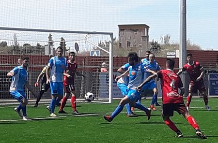 Ramiro despega el balón dentro del área (JEPOMA)