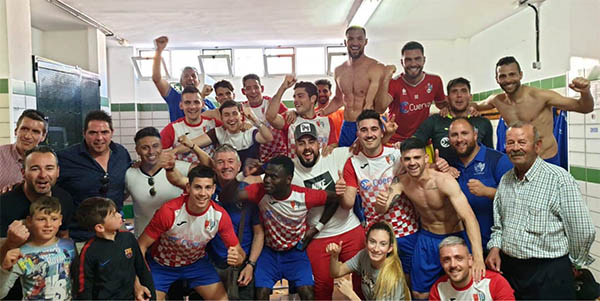 Los jugadores del Arenas de Armilla celebraron la victoria en el vestuario (YOUSSEF BOUZIDI)