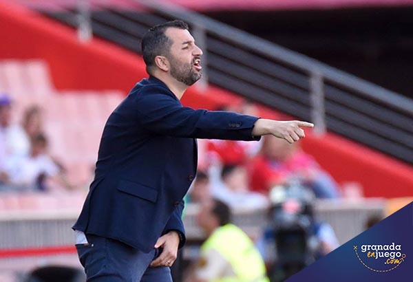 Diego Martínez dando instrucciones a sus jugadores (JOSÉ M. BALDOMERO)
