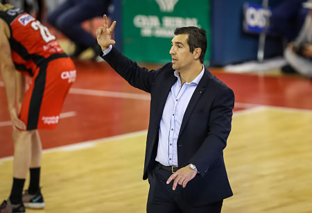 Pablo Pin da instrucciones durante el partido (FERMÍN RODRÍGUEZ)