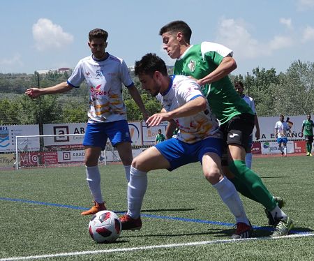 El Huétor Vega se ha llevado el derbi ante el Loja (PACO CASTILLO)