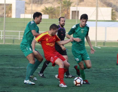 Martínez Martínez es presionado por dos jugadores del Oriente (MIGUEL SANTAELLA) 