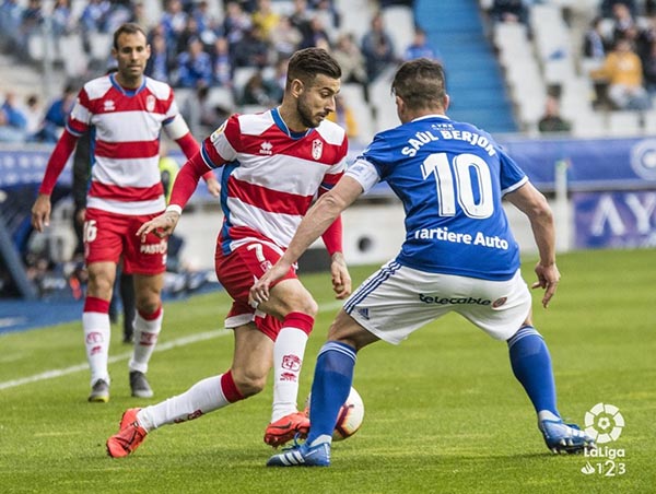 Víctor Díaz, al fondo, observa una acción de Vadillo (LA LIGA)