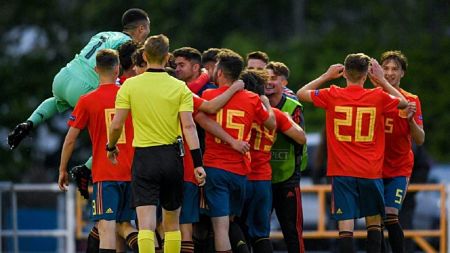 La Sub-17 celebra su clasificación (UEFA)